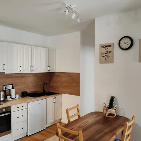 Golden Pine Apartment *